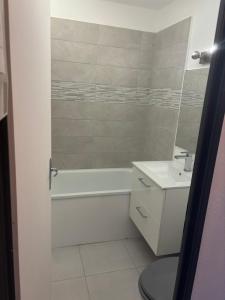 Ein Badezimmer in der Unterkunft Appartement Canet-En-Roussillon