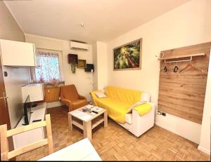 uma sala de estar com um sofá e uma mesa em Alloggio Dolomites em Bolzano