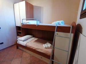 Katil dua tingkat atau katil-katil dua tingkat dalam bilik di Nero Etna