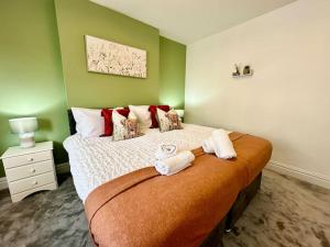 sypialnia z dużym łóżkiem z ręcznikami w obiekcie Fabulous and Relaxing Holiday Sand Beach and Sun w Bournemouth