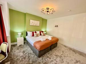 sypialnia z dużym łóżkiem i zielonymi ścianami w obiekcie Fabulous and Relaxing Holiday Sand Beach and Sun w Bournemouth