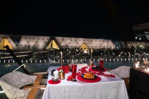 un tavolo con una tovaglia bianca con sopra del cibo di Royal Great Pyramid INN a Il Cairo Altre 37 foto