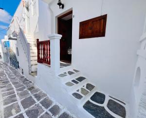 un edificio bianco con una scala e una porta di Studio Eleni a Mykonos Città