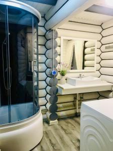 un bagno con vasca e lavandino di Cottage Lavanda окремий котедж з каміном a Bukovel