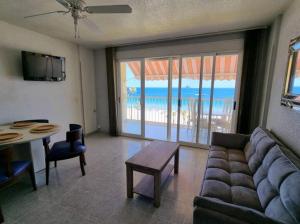 Et tv og/eller underholdning på APARTAMENTO SúITE ACAPULCO FIRST LINE BENIDORM BEACH