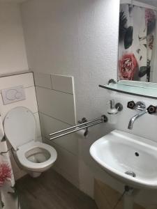 Koupelna v ubytování Holiday Apartment in Swiss Alps