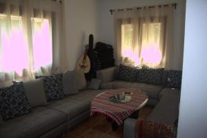 ein Wohnzimmer mit einem Sofa und einem Tisch in der Unterkunft Marinazur in Saidia 