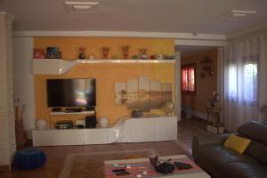 een woonkamer met een bank en een tv bij Marinazur in Saidia 