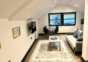 een woonkamer met een bank en een tafel bij Pristine Flat Within Heart Of Worthing in Worthing