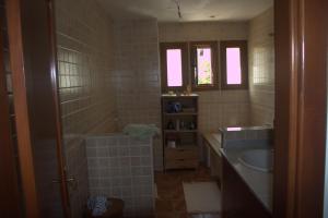 ein Badezimmer mit einer Dusche, einem Waschbecken und einer Badewanne in der Unterkunft Marinazur in Saidia 
