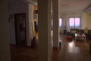 薩伊迪耶的住宿－Marinazur，客厅配有沙发和桌子