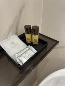 Una bandeja con dos velas encima del mostrador del baño. en BB Incentro Trani, en Trani