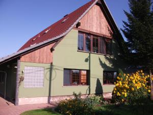 a house with a brown roof at Fewo-Thüringer-Becken in Vehra