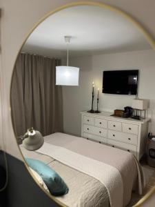 sypialnia z łóżkiem i lustrem w obiekcie Boende med hotellkänsla i populära Skrea, Falkenberg w mieście Falkenberg