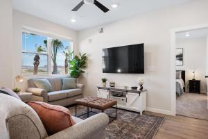 een woonkamer met een bank en een tv bij Desert Oasis condo in St. George