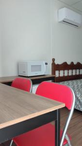 a conference room with a table and chairs and a microwave at Albergue Cultural Hostel in Rio de Janeiro