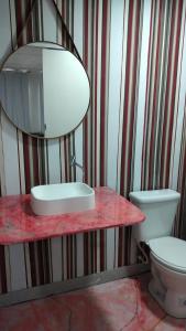 y baño con lavabo y aseo. en Albergue Cultural Hostel, en Río de Janeiro