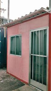 una casa roja con dos ventanas en el lateral. en Albergue Cultural Hostel, en Río de Janeiro