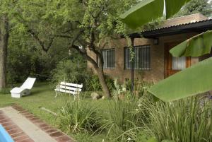 コルドバにあるCasa de Flores, Agua y Musicaの家庭の白いベンチ