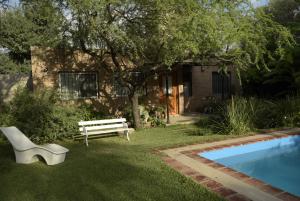 コルドバにあるCasa de Flores, Agua y Musicaの庭園(ベンチ、スイミングプール付) +9枚の写真