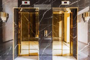 Un vestíbulo con dos espejos en una pared de mármol en 107 LUXURY APARTMENT in AC KAZAKHSTAN, Minor area, Amir Timur Avenue, en Tashkent 22 fotos más