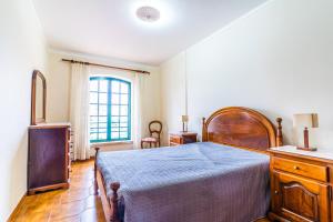 1 dormitorio con 1 cama, vestidor y ventana en Beach House Villa At Peniche - Praia Consolação, en Atouguia da Baleia
