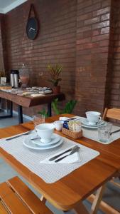 una mesa de madera con platos y cuencos en Pousada Bem Viver en Nobres