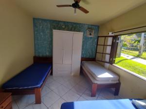 a room with a bench and a door and a window at CASA PRUMIRIM in Ubatuba