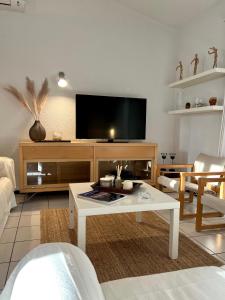 サニビーチにあるVilla Diomedesのリビングルーム(テレビ、白いコーヒーテーブル付)