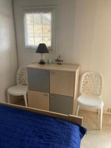 Posteľ alebo postele v izbe v ubytovaní maison climatisée à 500m de la plage dans résidence