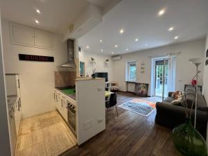 a kitchen and a living room with a couch at Vatican Garden Oasi in Rome