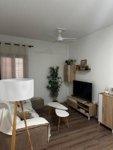 A television and/or entertainment centre at La puerta del Salvador Apartamento casco historico