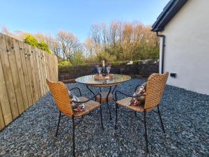 Un patio sau altă zonă în aer liber la The Nest by Blake view holidays, a peaceful boutique retreat, 3 miles from Ennerdale- small twin or king bed available +12 fotografii