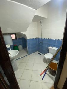 ein Bad mit einem WC und einem Waschbecken in der Unterkunft Lina’s house in Martil