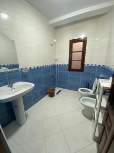 ein Badezimmer mit 2 WCs und einem Waschbecken in der Unterkunft Lina’s house in Martil