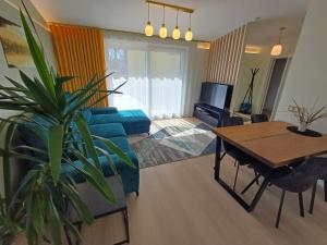 uma sala de estar com um sofá e uma mesa em Pärnu Posti Apartment em Pärnu