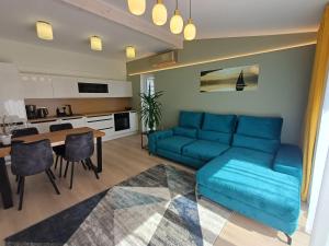 派爾努的住宿－派爾努波斯蒂公寓，客厅配有蓝色的沙发和桌子