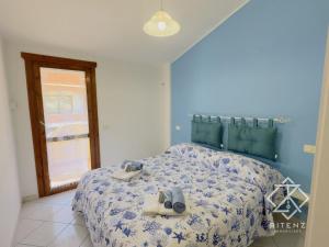 een slaapkamer met een bed met 2 hoofdtelefoons erop bij Casa Nida in Villasimius