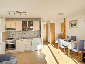 Apartment Ivana with a nice see view في كافتات: مطبخ وغرفة معيشة مع طاولة وكراسي +10 صور