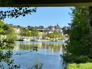 une vue sur une rivière avec une ville en arrière-plan dans l'établissement Le BESSON BEY I - MEUBLEE DE STANDING T2 - Angoulême - Bord de Charente, à Angoulême