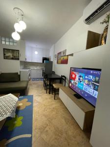 ein Wohnzimmer mit einem TV und einem Esszimmer in der Unterkunft Apartament 1+1 Golem in Golem