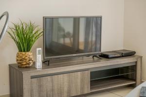 TV a/nebo společenská místnost v ubytování Le Cocon Paisible