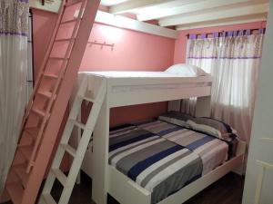 Divstāvu gulta vai divstāvu gultas numurā naktsmītnē Casa Botánico Posadas