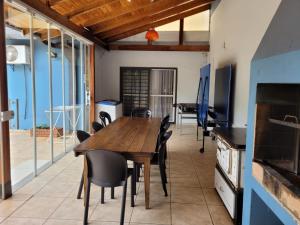 comedor con mesa de madera y sillas en Casa Botánico Posadas en Posadas