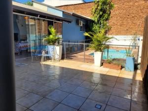 un patio con plantas y una piscina en Casa Botánico Posadas en Posadas