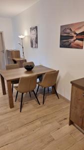 comedor con mesa de madera y sillas en Guest house Flora en Pazin