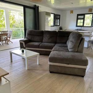 A seating area at Au vert, proche des plages