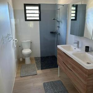 A bathroom at Au vert, proche des plages