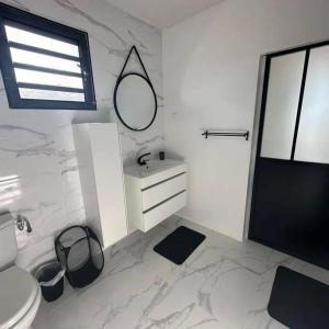 A bathroom at Au vert, proche des plages