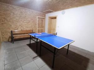 eine Tischtennisplatte in einem Zimmer mit einer Bank in der Unterkunft Chata Horáreň Meštrová in Kvačany